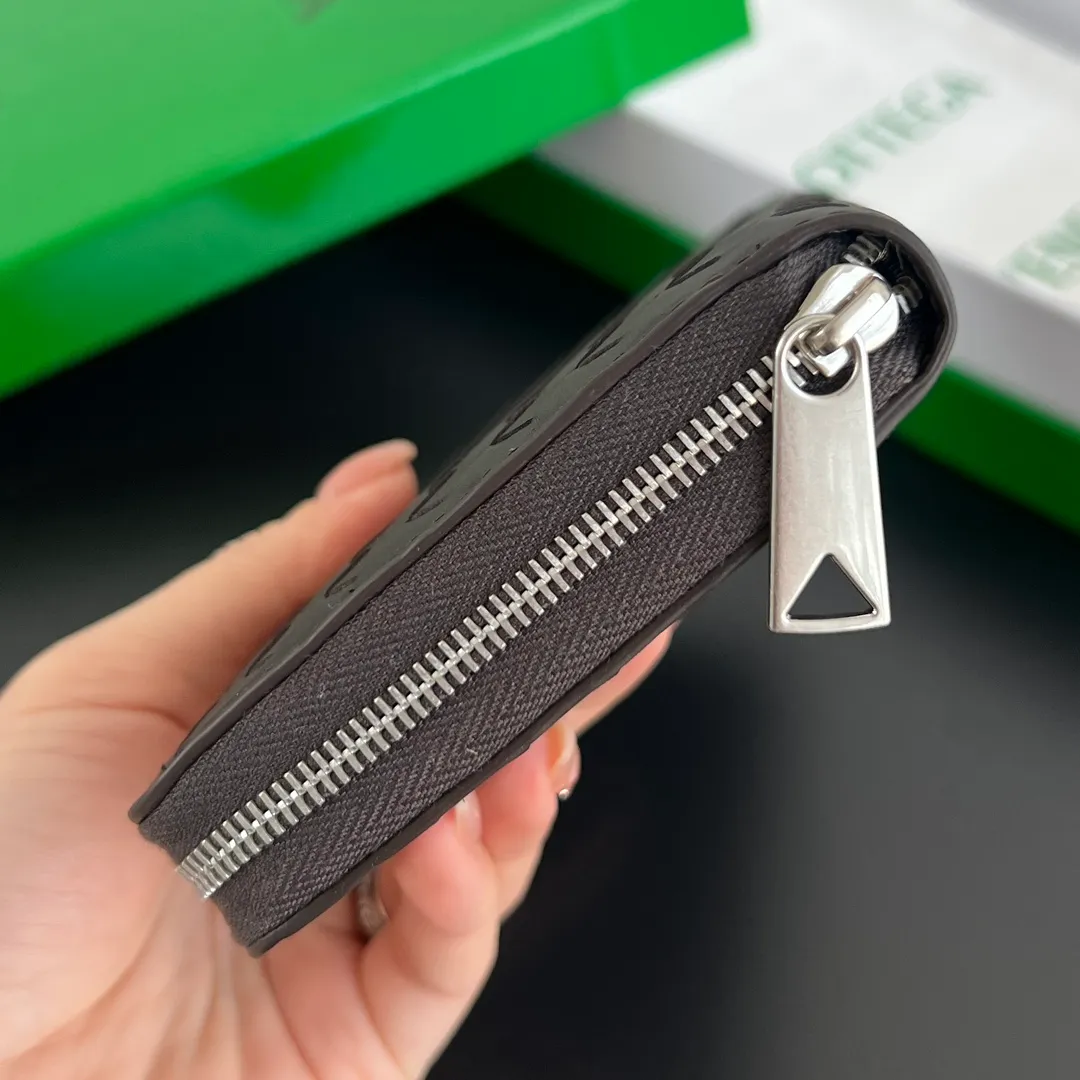 #Bv New Fine Woven Wallet 814680 The beloved small braid is back🎈Made of cowhide braid, soft, comfortable and textured. The detailed internal partition design and high-quality lining material ensure the durability and orderliness of the wallet. It can store cash/cards and other small items. It is very practical. It is enough to take it with you when you go out. This wallet is definitely your best choice. Size: 19x10x2 P1000
